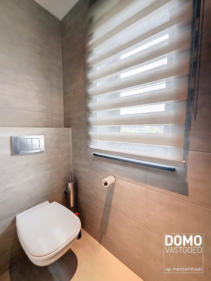 MODERNE OPEN BEBOUWING MET TUIN, INPANDIGE GARAGE EN 2 SLAAPKAMERS TE STOKROOIE 