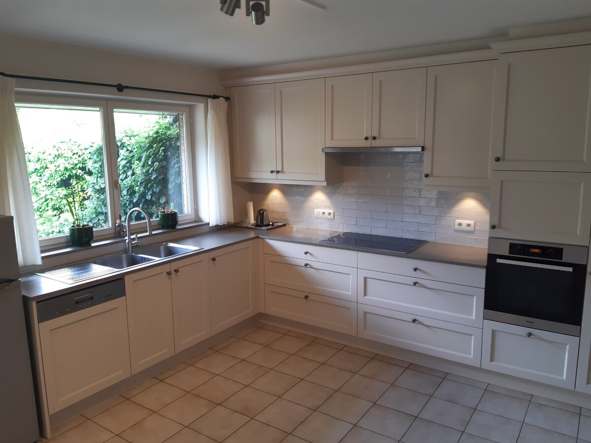 Goed gelegen woning met terras en tuintje. 