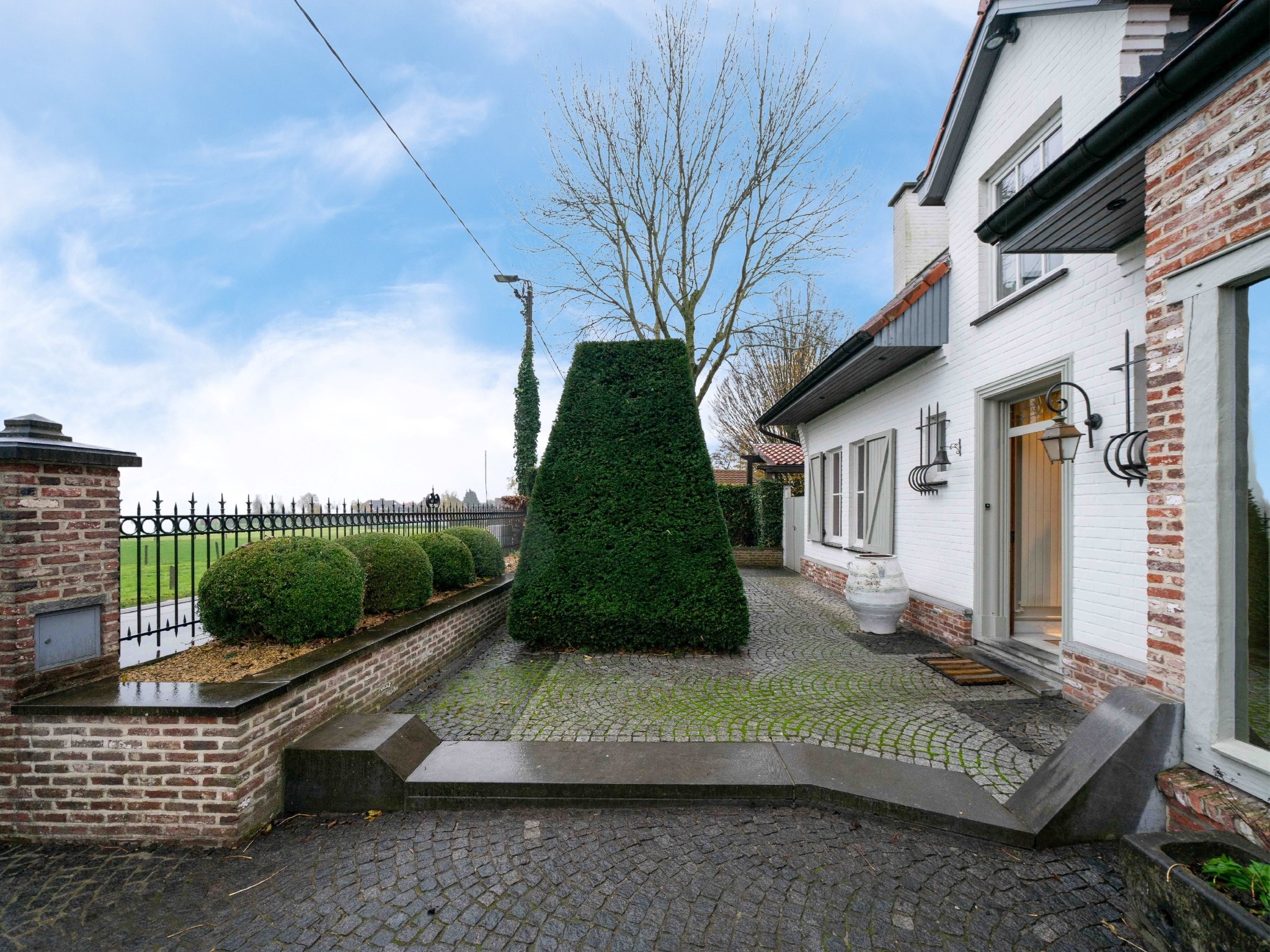 Villa met dubbele garage verscholen in het groen 