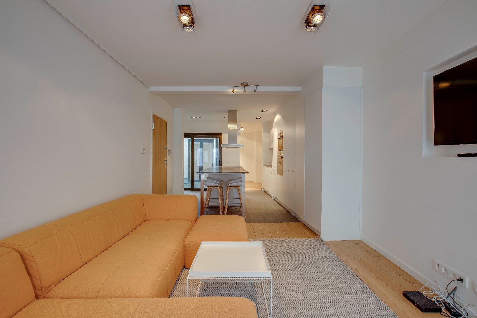 Zeer mooi gemeubeld gelijkvloersappartement met binnenterras. 