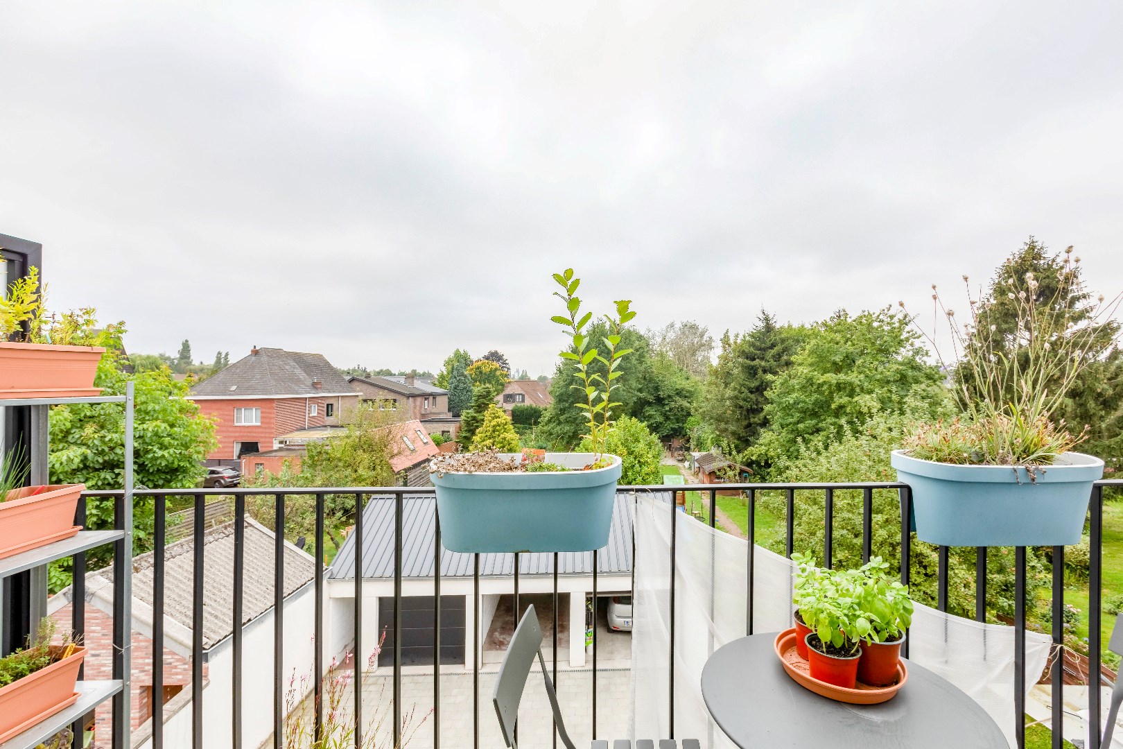 Instapklaar 2 slp. appartement met terras en grote gemeenschappelijke tuin. 