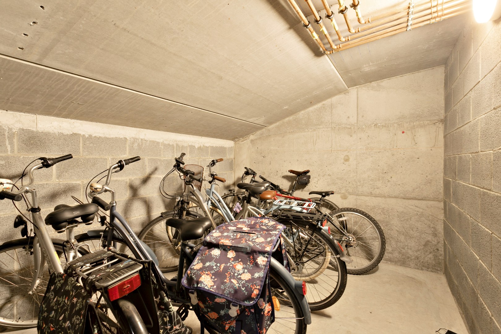 Recent lichtrijk 2slpk-appartement met terras, garagebox en kelder 