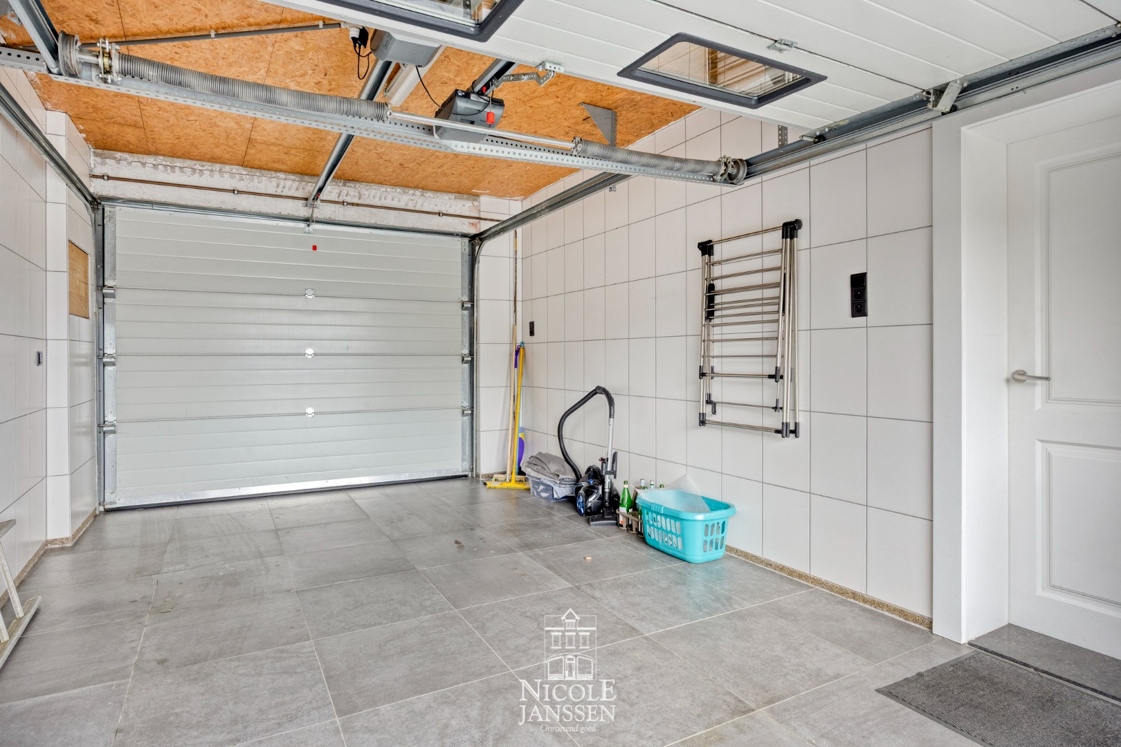 Garage met automatische sectionale poorten