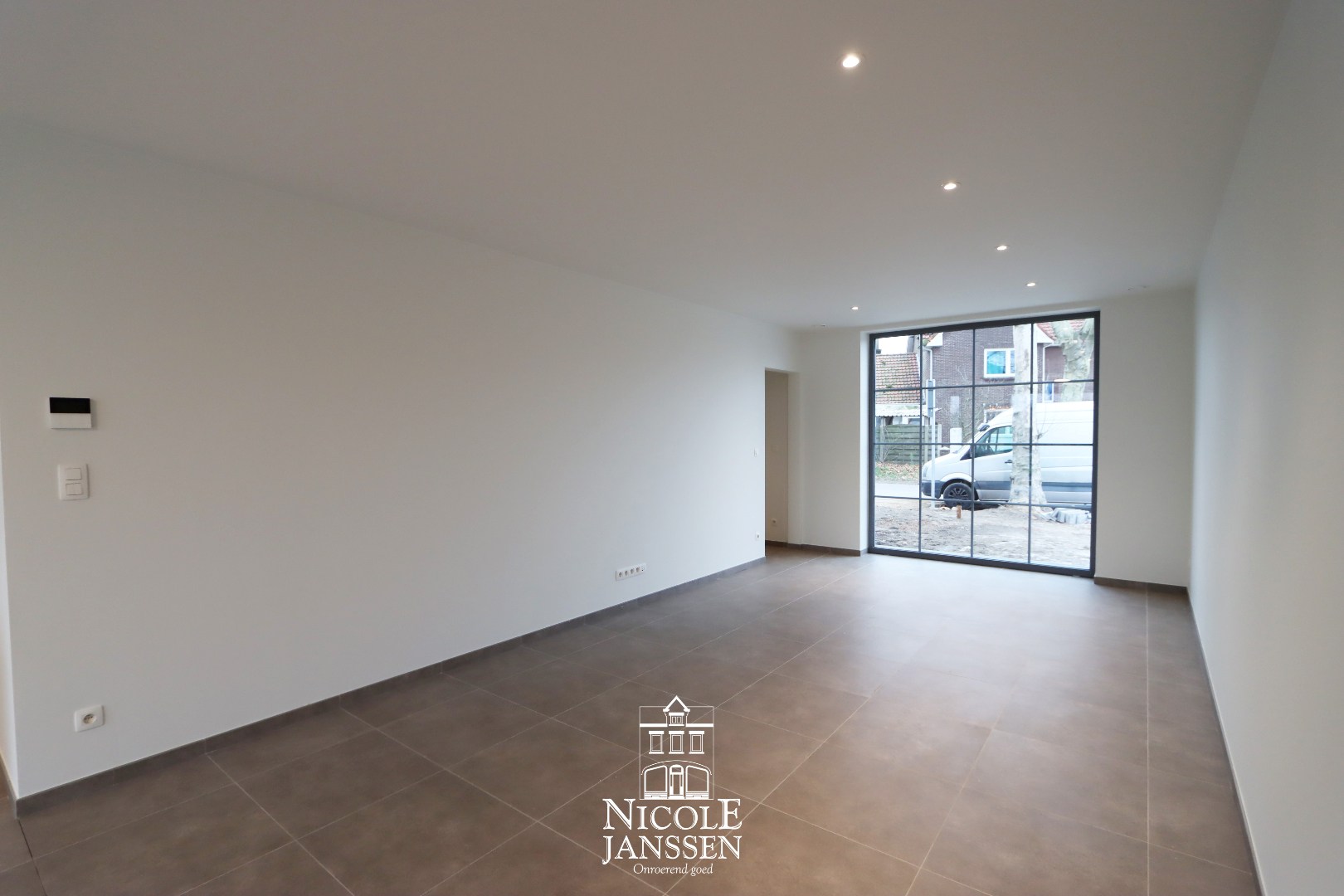 Nieuwbouwwoning met carport 