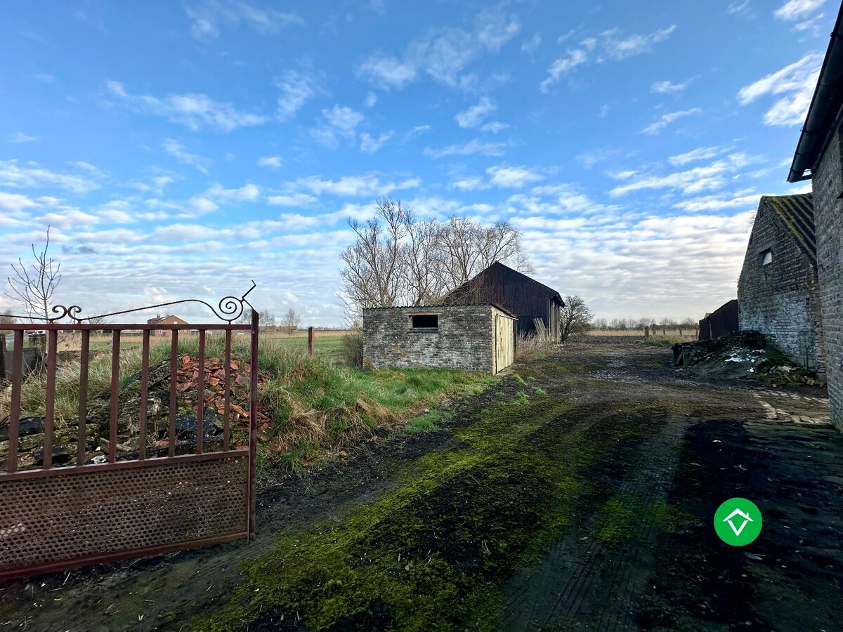 Te herbouwen of te slopen hoeve op ruim perceel in landelijke omgeving 