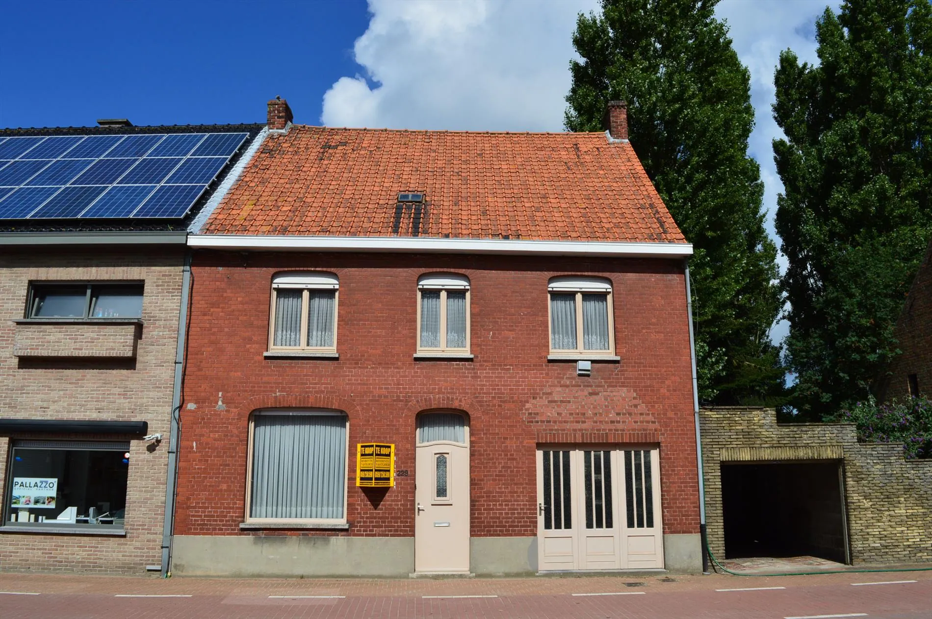 Op te frissen woning met 3 ruime slaapkamers op 681 m² te Ichtegem. 