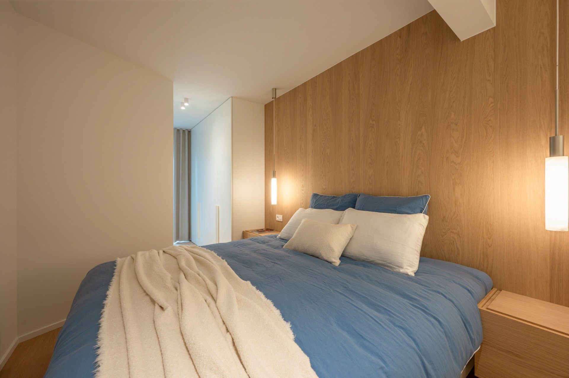 Appartement rénové de haut standing situé du côté ouest avec vue latérale sur la mer. 