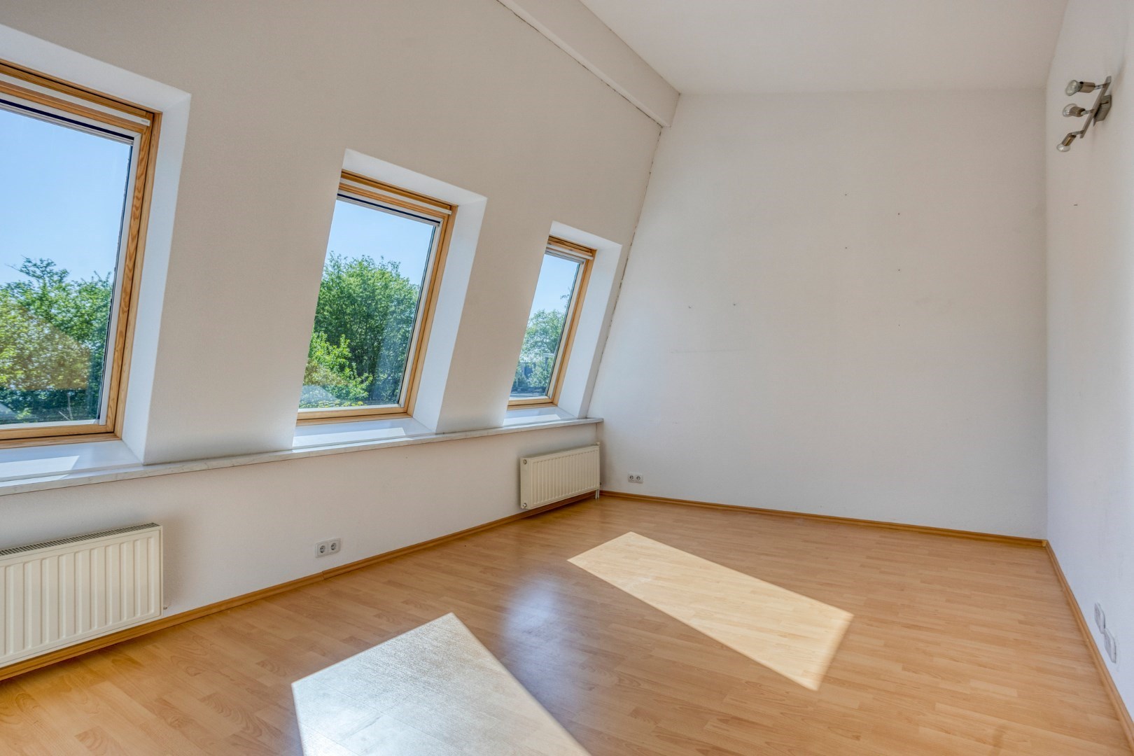 Wonen aan het water – Royale vrijstaande villa (adres: Zwanenlaan 11 te Kamperland) op steenworp afstand van het Veerse Meer. 