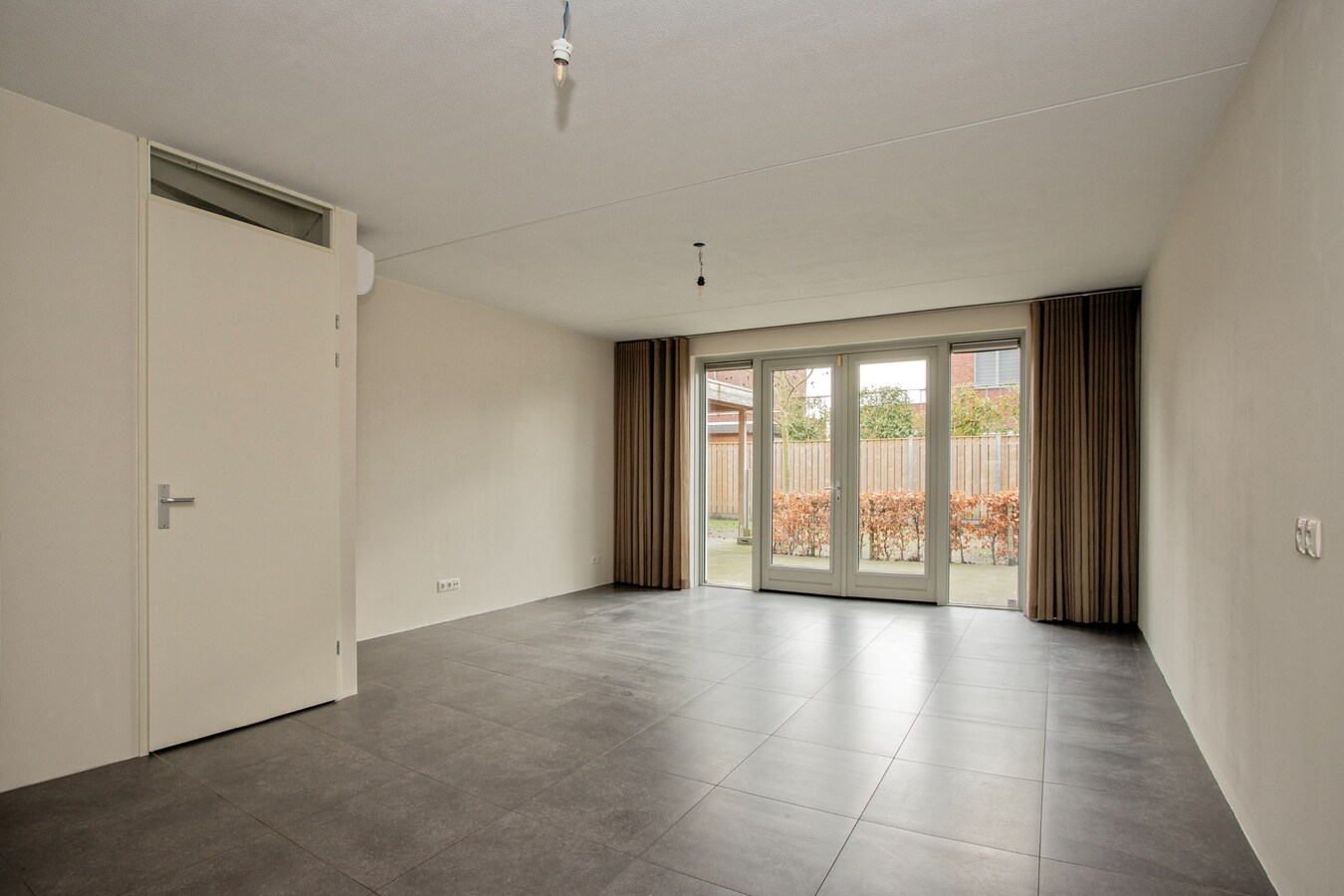 Moderne hoekwoning uit 2016 gelegen in een jonge en kindvriendelijke woonwijk in Lage Mierde. 