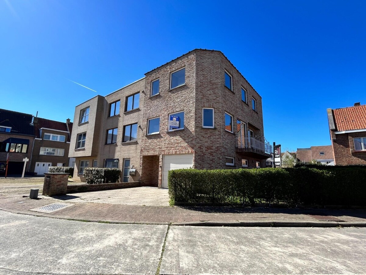 Op te knappen, zeer ruime hoekwoning met oprit - Heist 