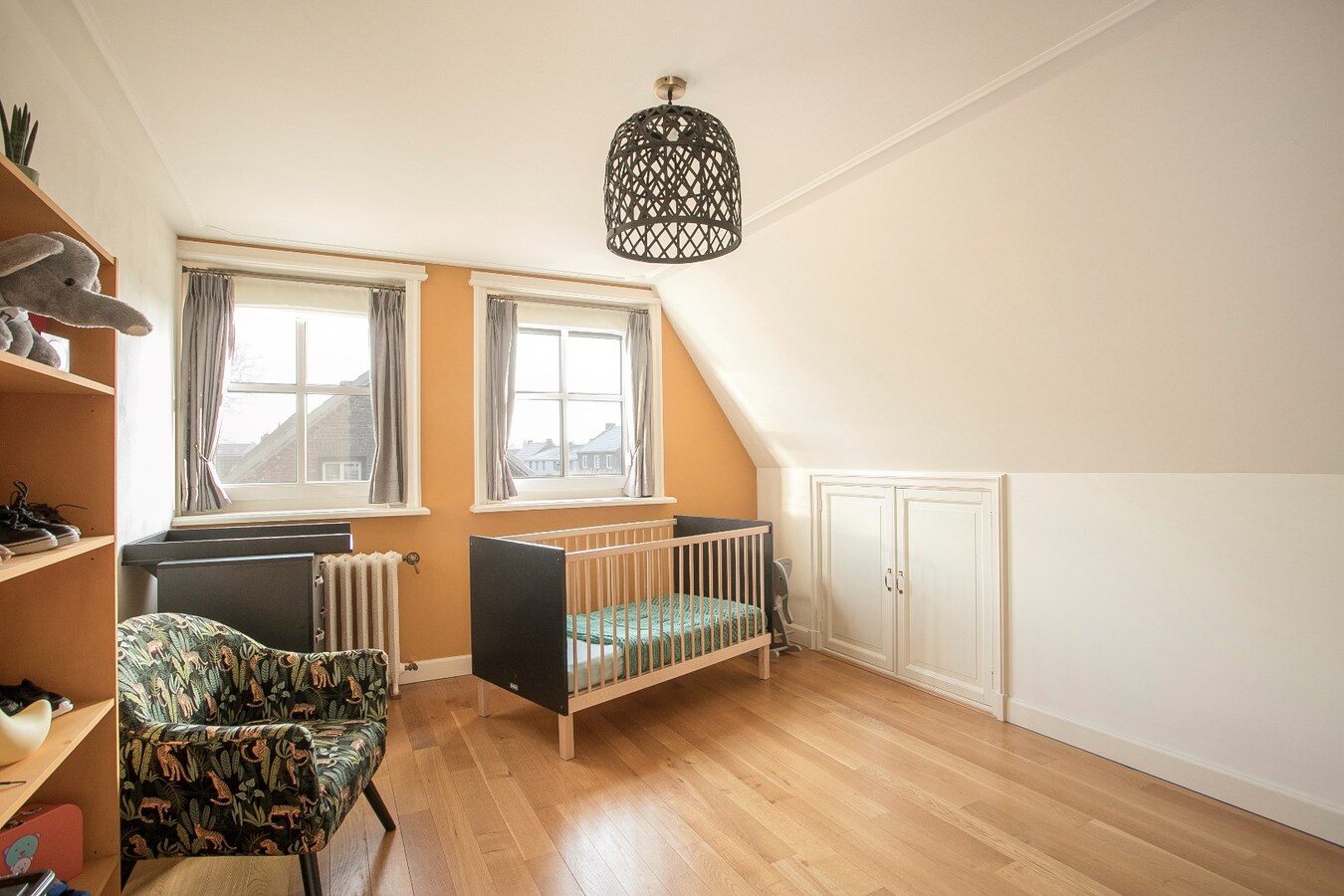 Riante vrijstaande villa met rieten dak gelegen op een perceel van 1.240 m2. 