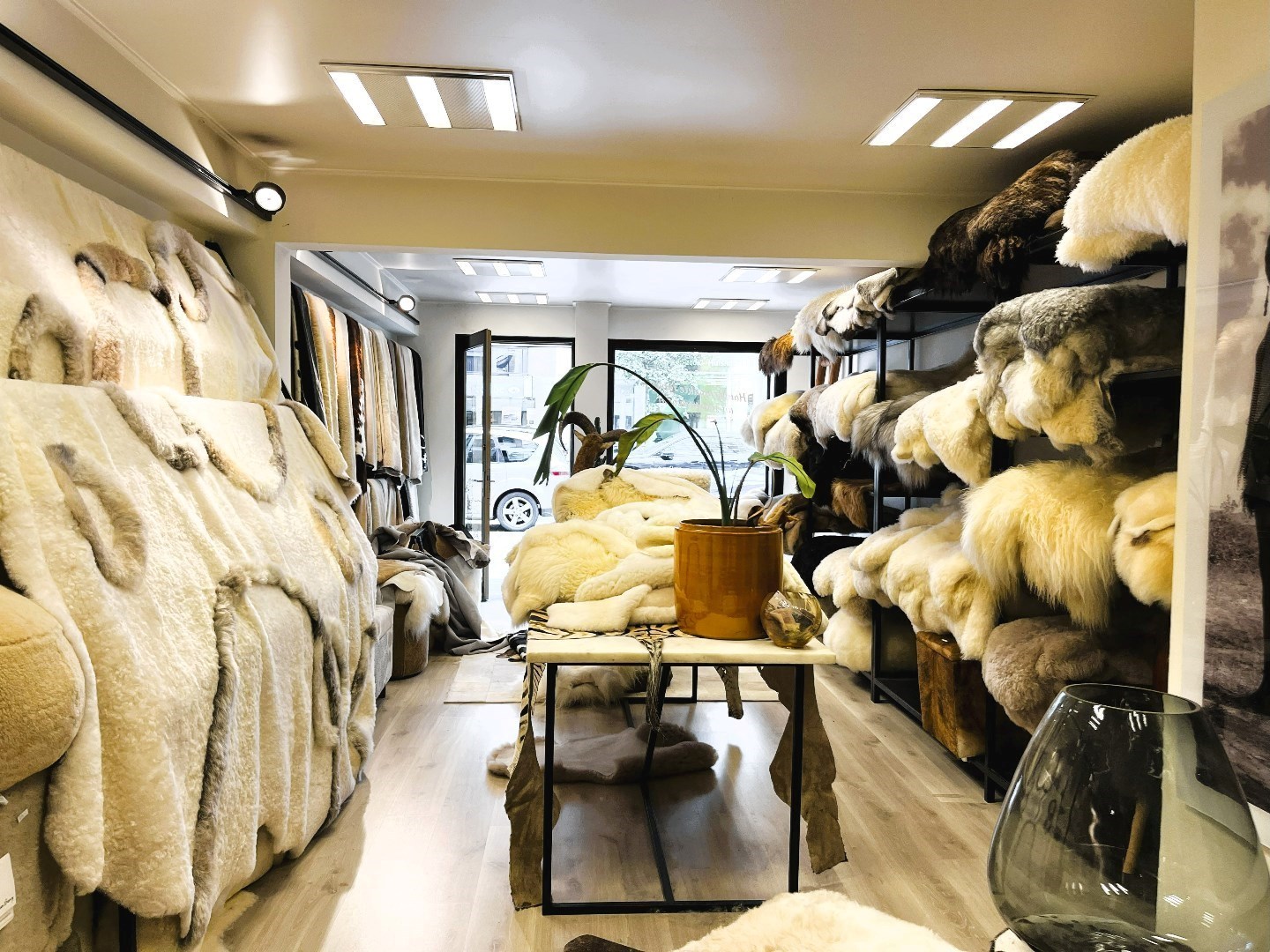 Bel immeuble commercial, situé du côté ensoleillé de l'avenue Dumortier, à proximité de l'avenue Lippens. 