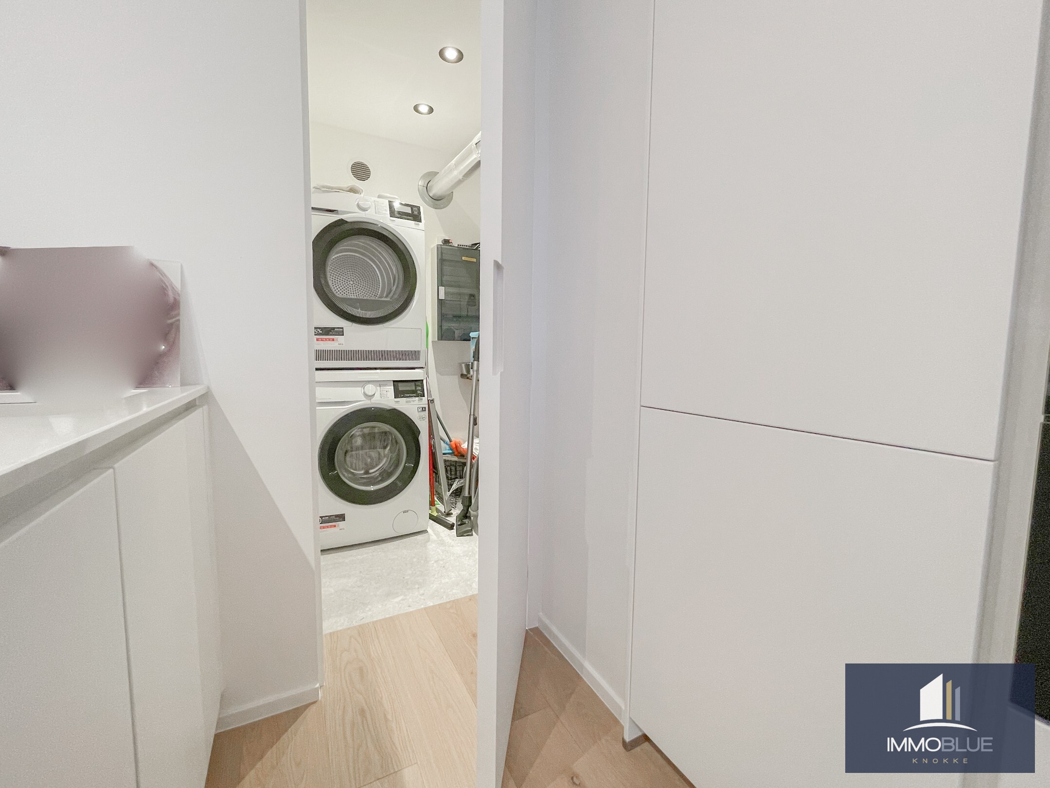 Appartement entièrement rénové avec une belle vue sur la mer. 