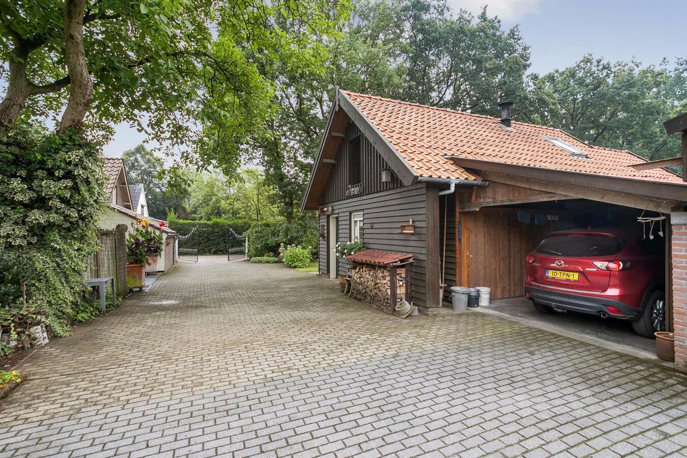 Fraai gelegen, karakteristiek vooroorlogs, vrijstaand gerenoveerd woonhuis op perceel van 1.035 m2 aan de Tonterstraat 42 te Riethoven. 