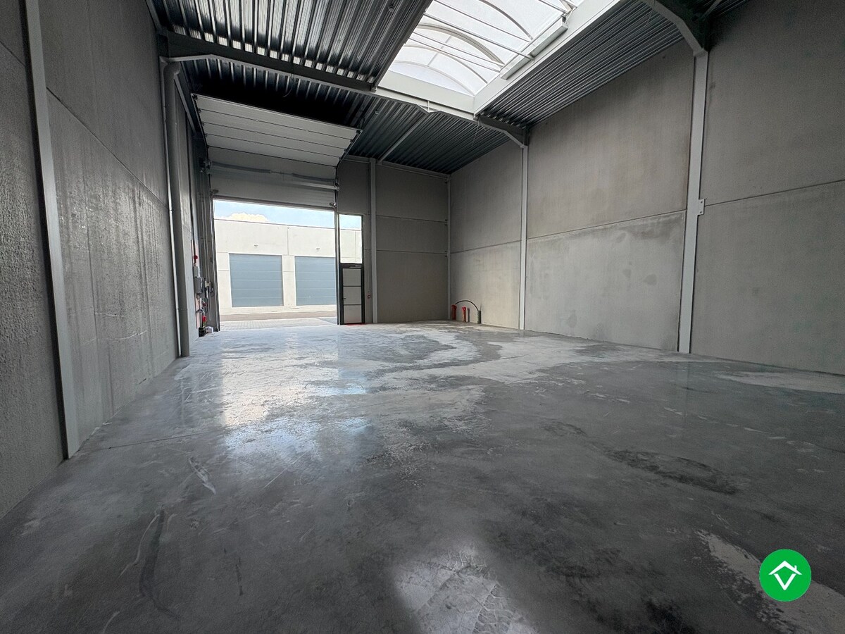 Loods te koop – 145 m² met 2 parkeerplaatsen inbegrepen op de industriezone te Ichtegem 