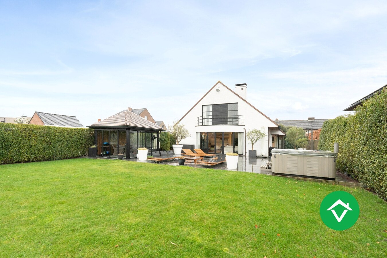 Stijlvolle alleenstaande villa met luxueus interieur en vier slaapkamers te Roeselare 