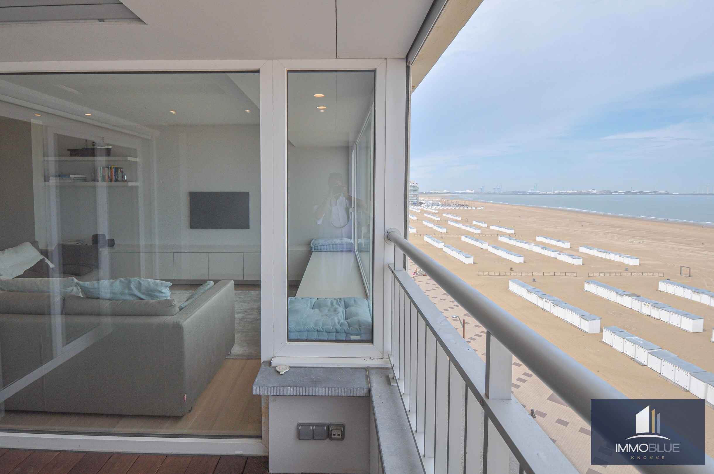 L’appartement bénéficie d’une double orientation, avec une vue frontale sur la mer à l’avant et une vue dégagée sur l’arrière-pays à l’arrière. 