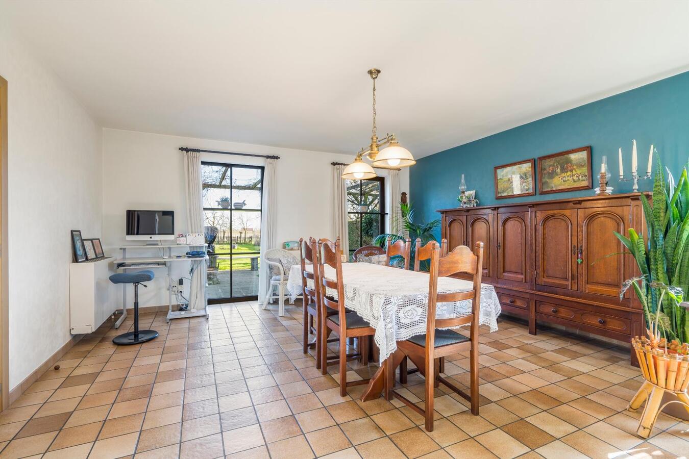 Verrassend ruime, alleenstaande woning met fraai aangelegde, zuidgerichte tuin 
