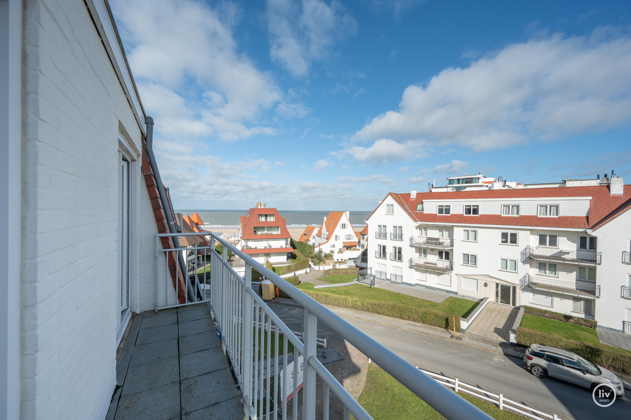 Zeer luxueus gerenoveerd 4 slaapkamer hoekappartement ideaal gelegen te Duinbergen genietend van zeezicht. 