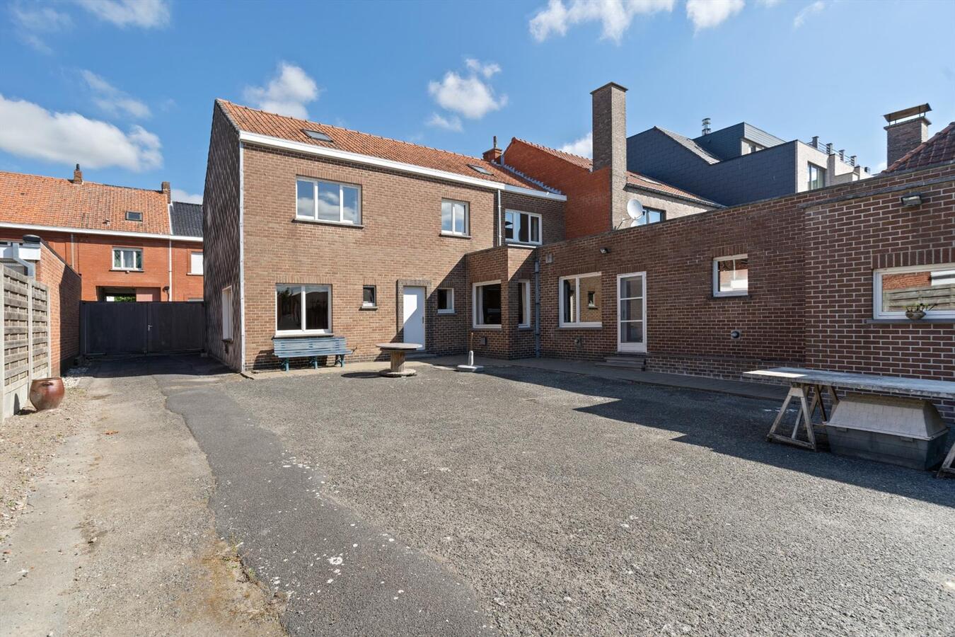 Ruime halfopen woning met 5 slaapkamers in het Centrum van Houthulst 