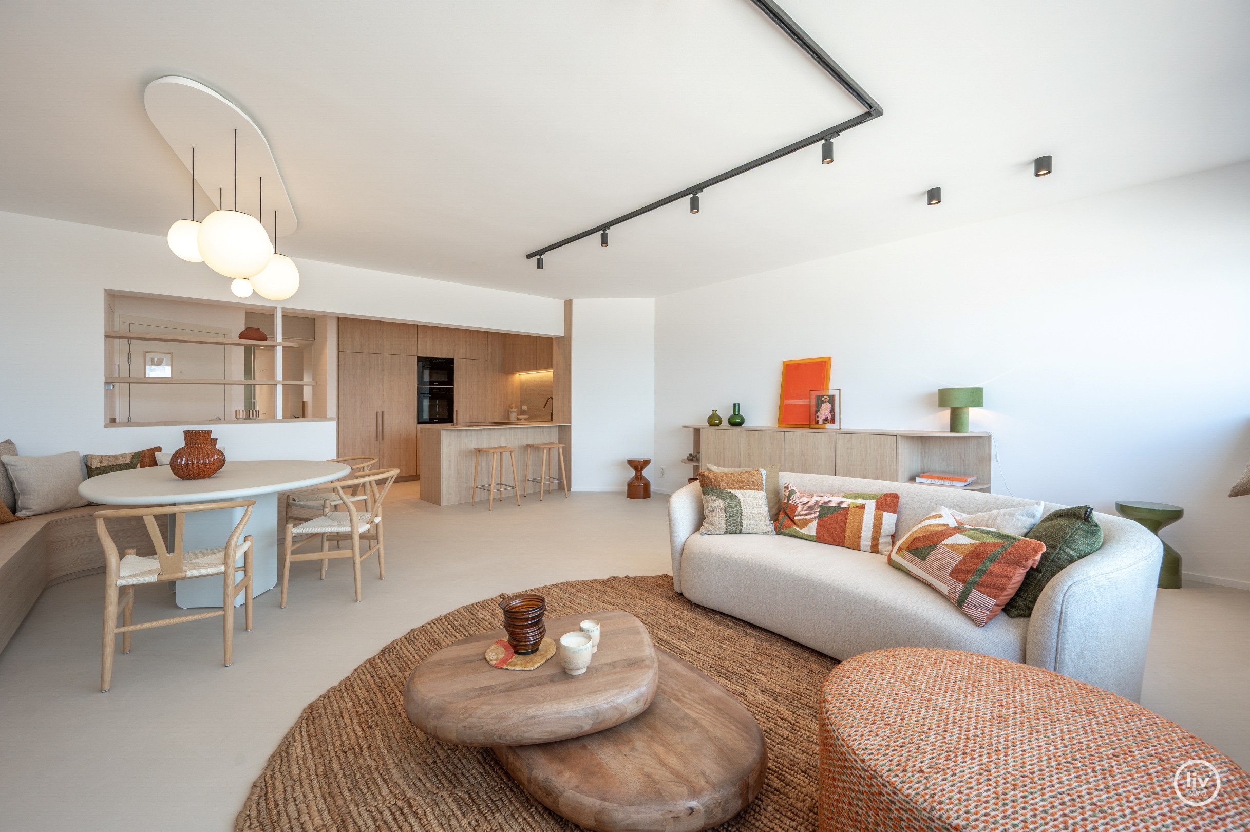 Prachtig gerenoveerd appartement op de zevende verdieping, op een absolute topligging aan de Zeedijk tussen het Lichttorenplein en het Albertplein. Dankzij de hoge ligging geniet het appartement van e 