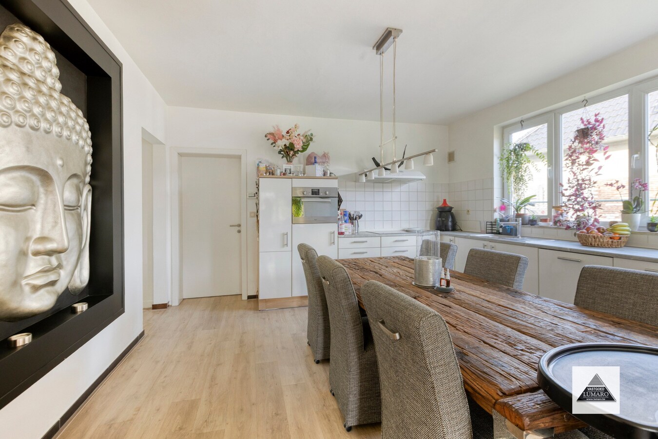 Gelijkvloers appartement met tuintje en parking 