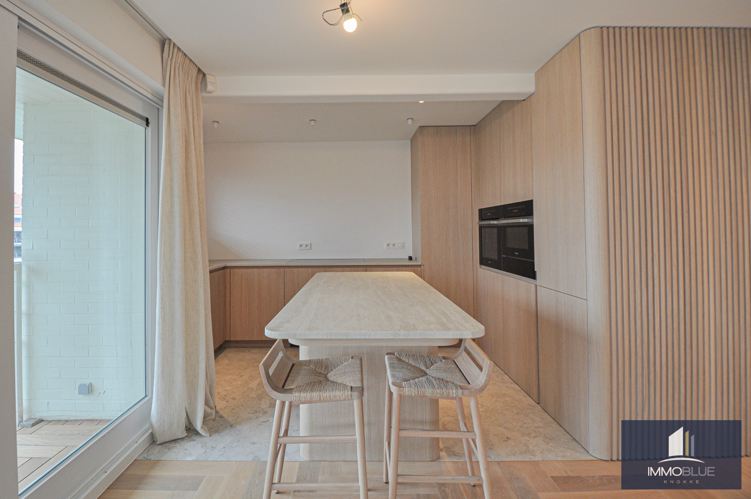 Appartement entièrement rénové et lumineux avec une vue dégagée magnifique, situé dans une résidence de standing. 