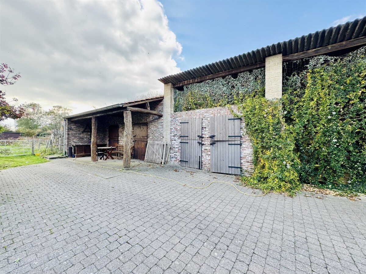 Unieke hoeve met woonst, 3 appartementen en paardenstallen op een ruim perceel van ca 1,2ha te Dilsen-Stokkem 