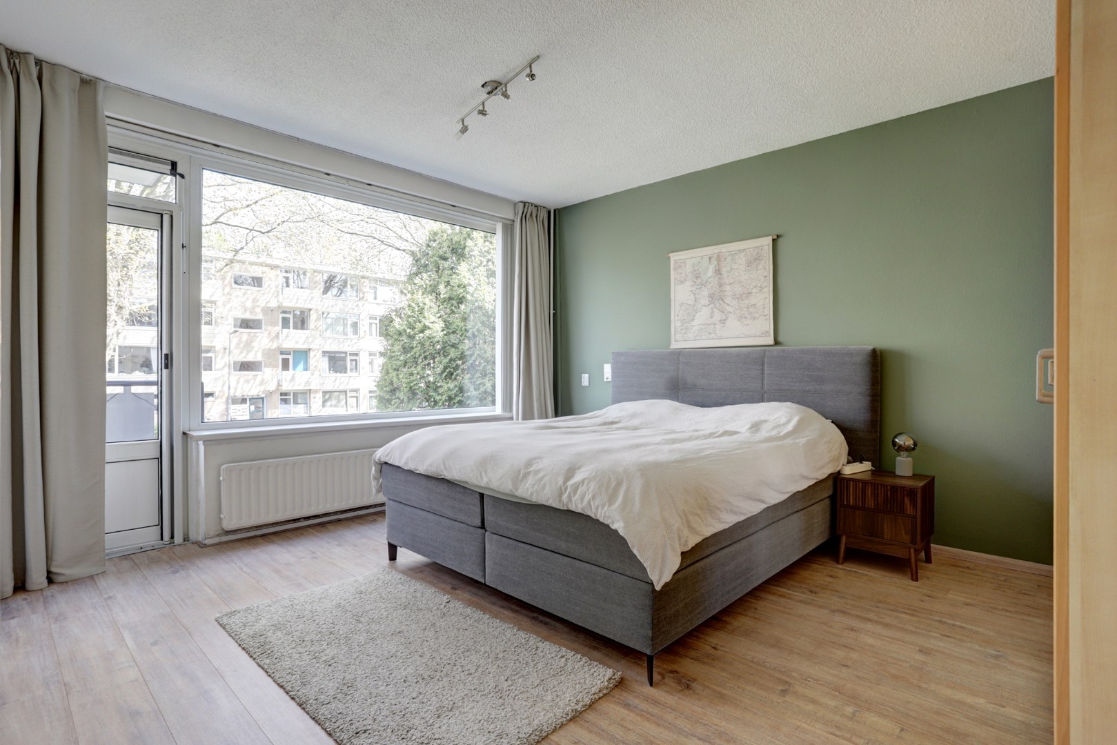 Instapklaar 3-kamer appartement op de 1e verdieping met keurige keuken en badkamer, 2 balkons, berging in de onderbouw en is gelegen op eigen grond. 