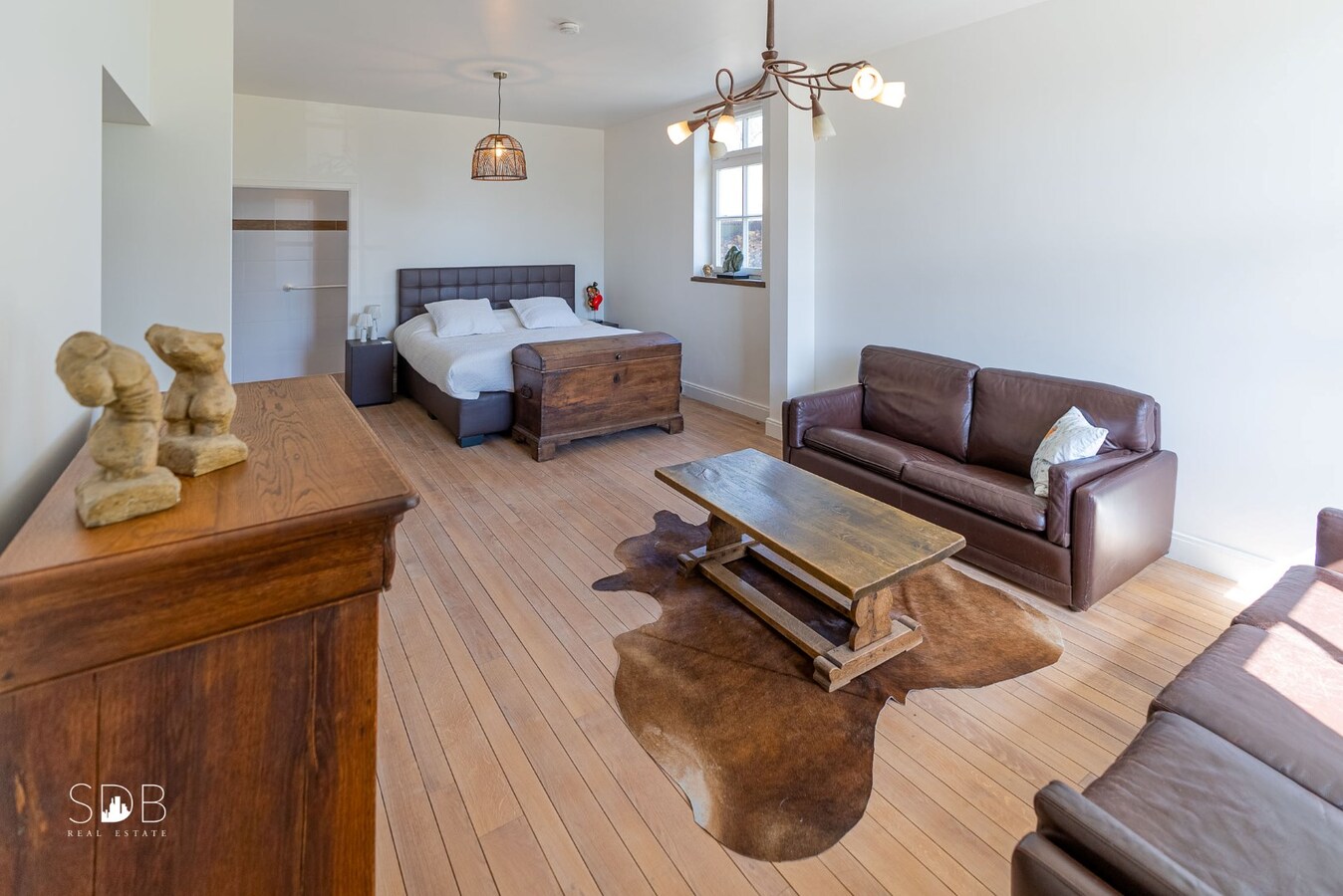 Stijlvolle villa met diverse bijgebouwen en graslanden op circa 3ha 