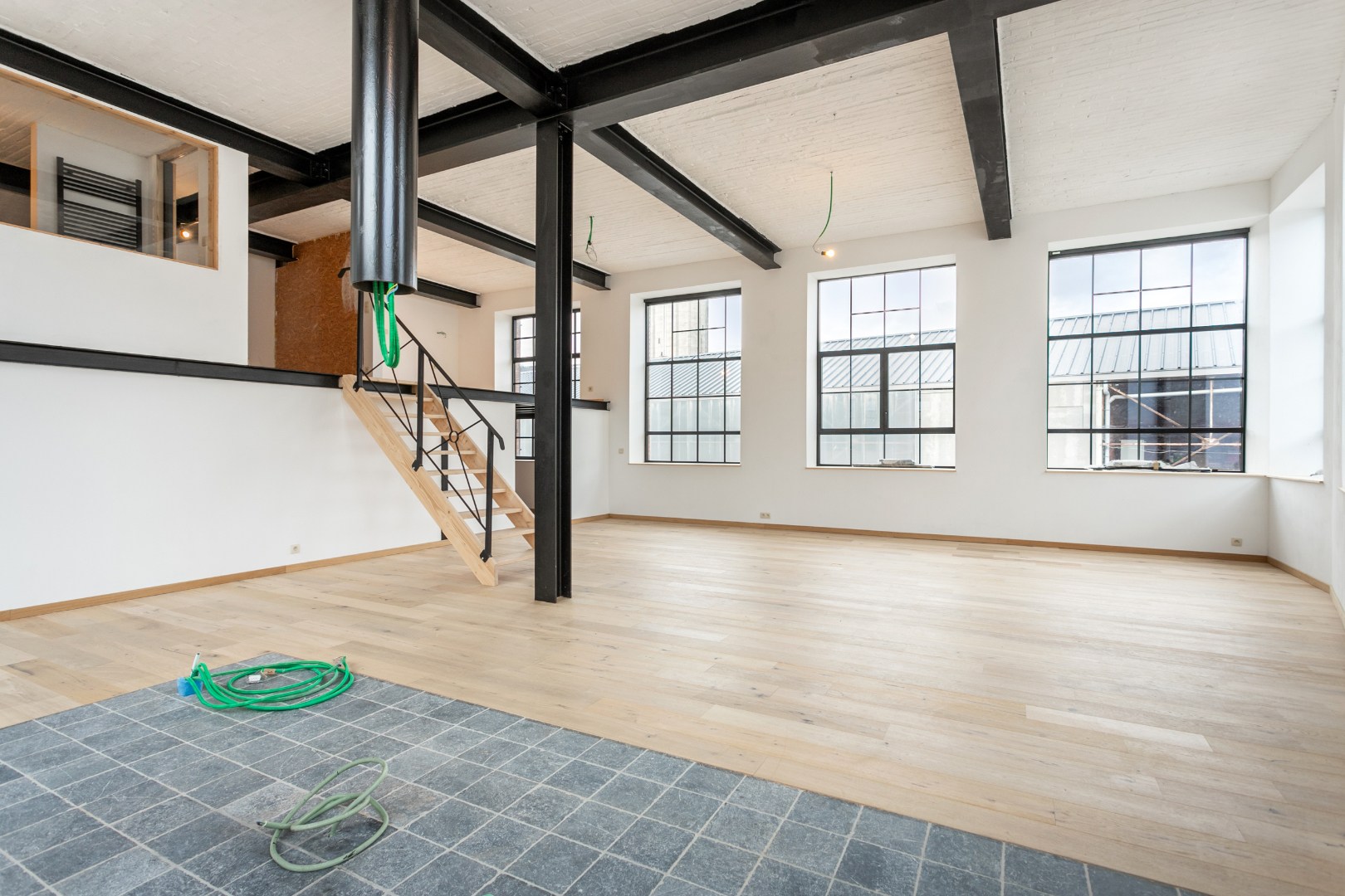 Opbrengsteigendom met gerenoveerde loft (EPC B) en atelier (100m²) naast het station van Braine-le-Comte 