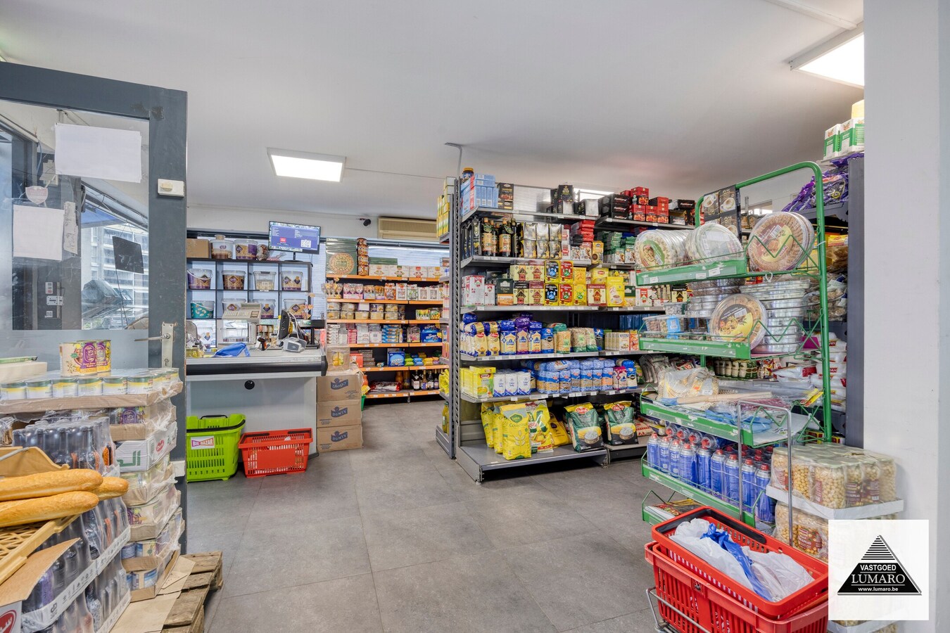 Handelsruimte 87 m² met opslag 64 m² en inpandige garage. 