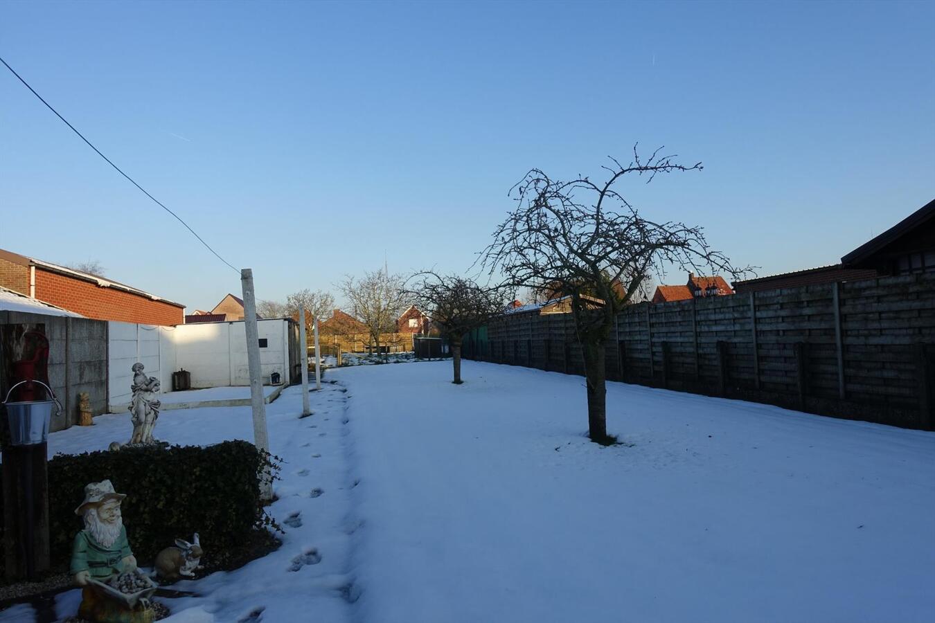 Alleenstaande woning op ruim perceel van 1035 m² 