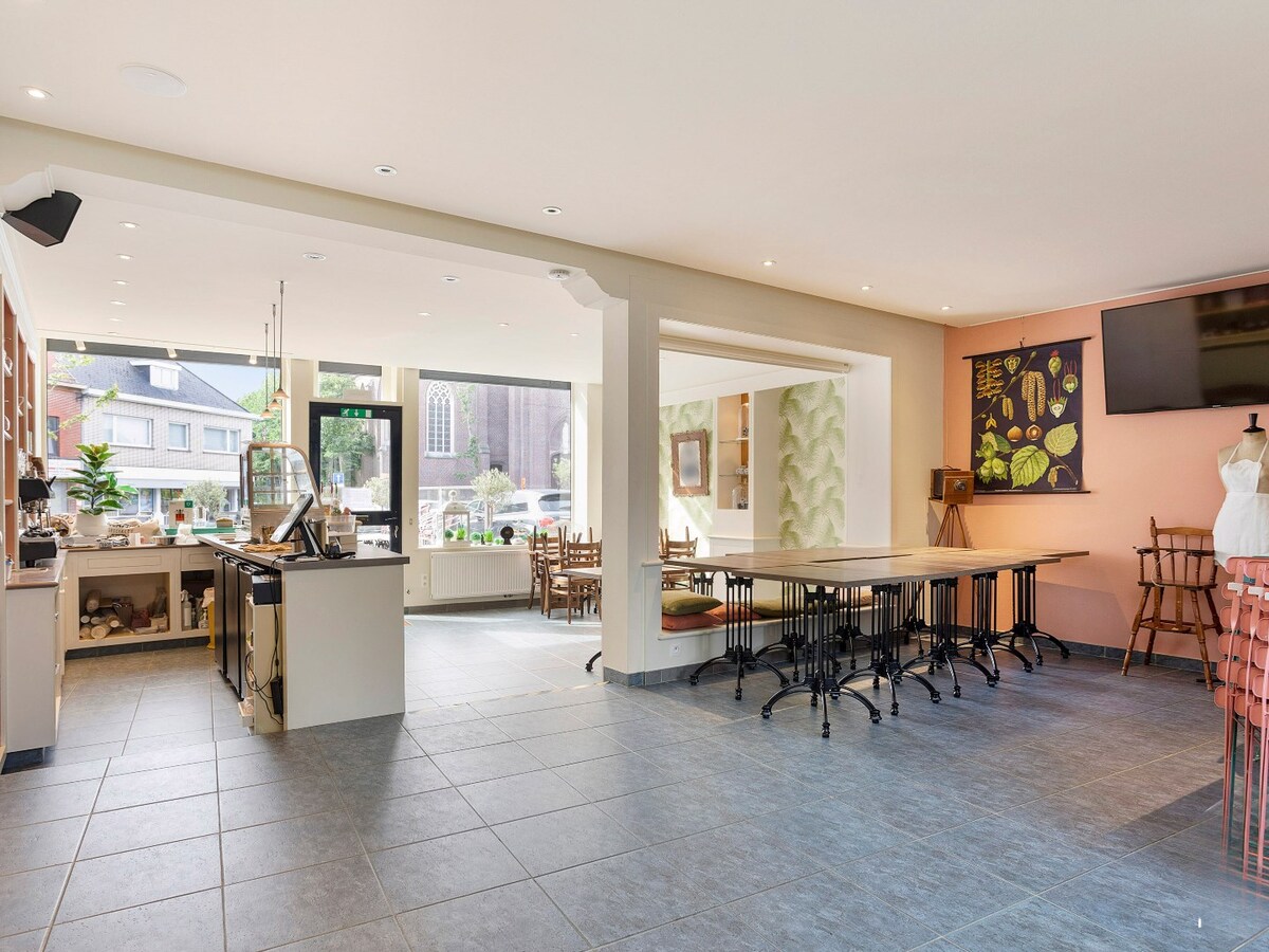 Charmant handelspand met woonst op de markt in Kruishoutem 