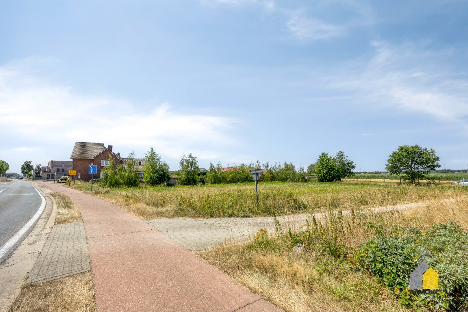 Karaktervolle, halfvrijstaande woning op 7a 31ca met aangrenzend weiland 16a 50ca. 