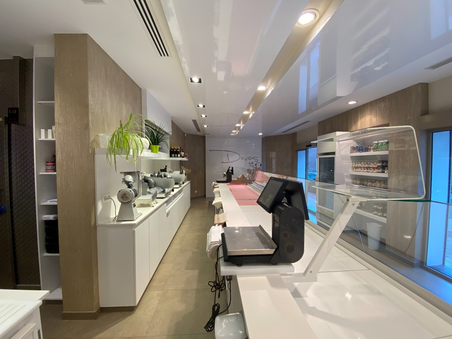 Multifunctioneel handelspand met luxueuze woonst op centrumligging in Sint-Eloois-Vijve! 