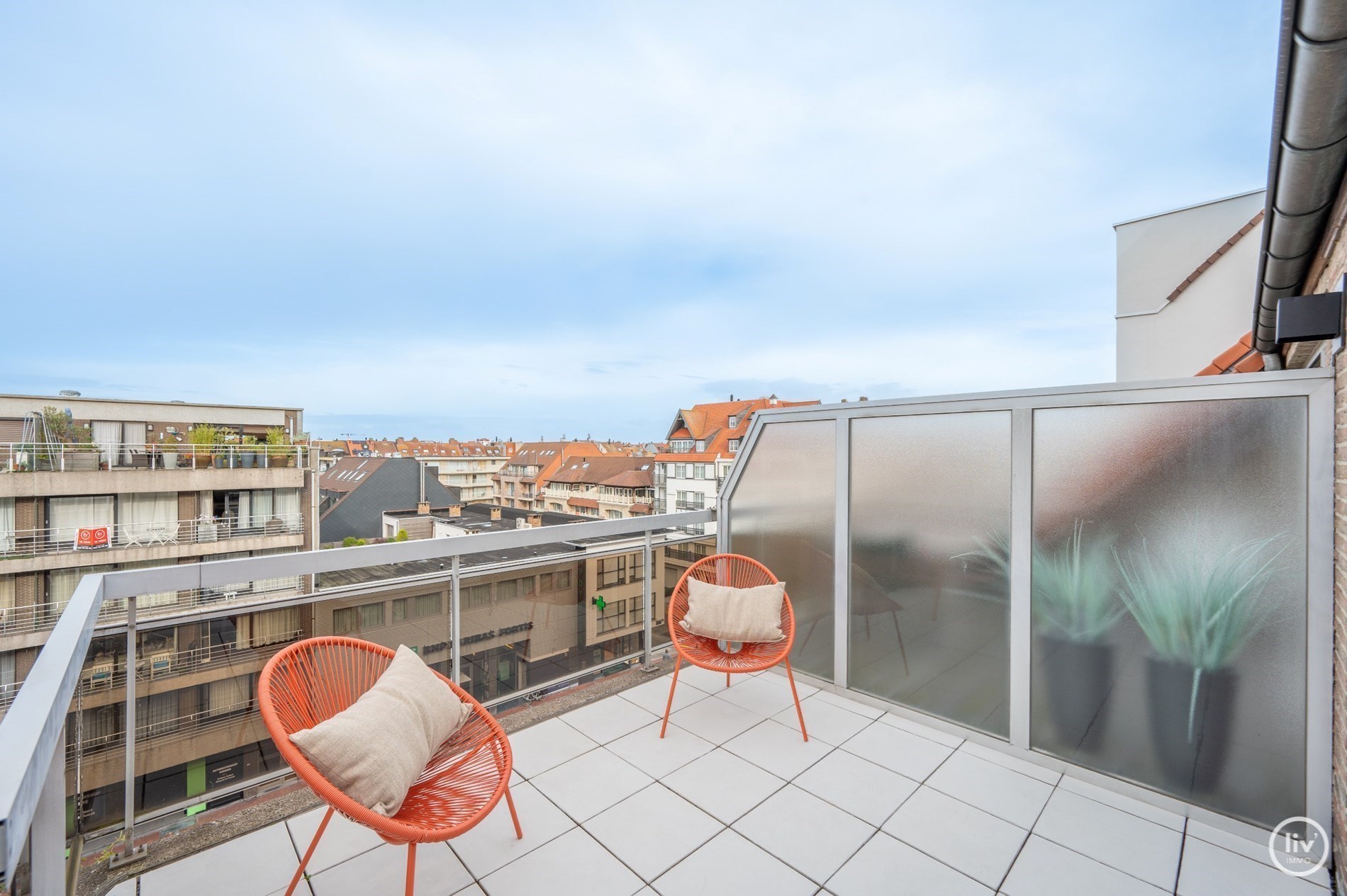 Superbe appartement en duplex magnifiquement rénové avec une spacieuse terrasse orientée vers l'ouest, situé sur la Lippenslaan à Knokke. 