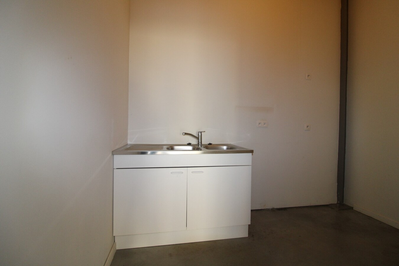 Volledig uitgeruste KMO-unit met een bruikbare oppervlakte van 392 m² 