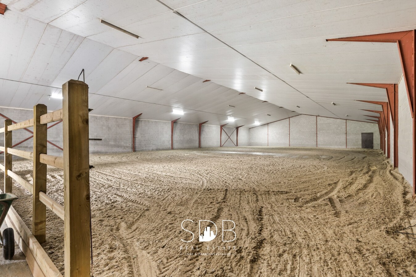 Boerderij met paardenfaciliteiten en graslanden op 14.490m² 