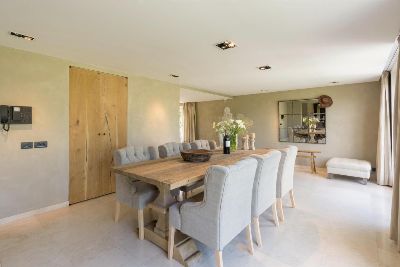 Exclusief landhuis met bijbouw op uniek natuurdomein 