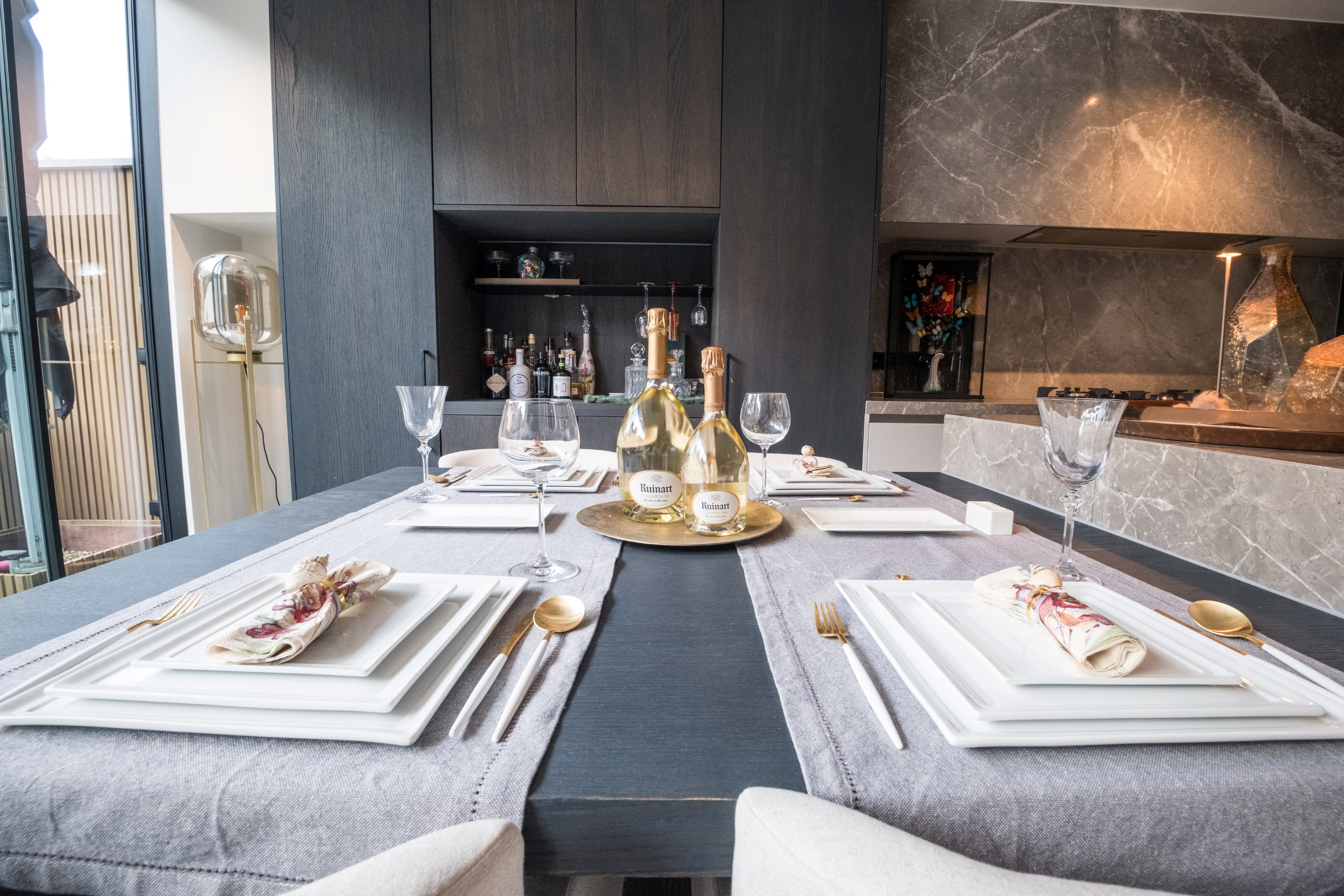 Dans un emplacement de choix, à quelques pas de la mer, se trouve cet appartement exclusif de plain-pied avec un jardin exceptionnellement spacieux et ensoleillé. Une combinaison rare de vie privée, d 