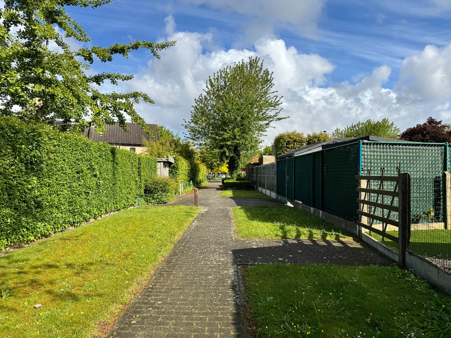 Verzorgde halfopen woning met 3 slaapkamers in rustige doodlopende straat. 