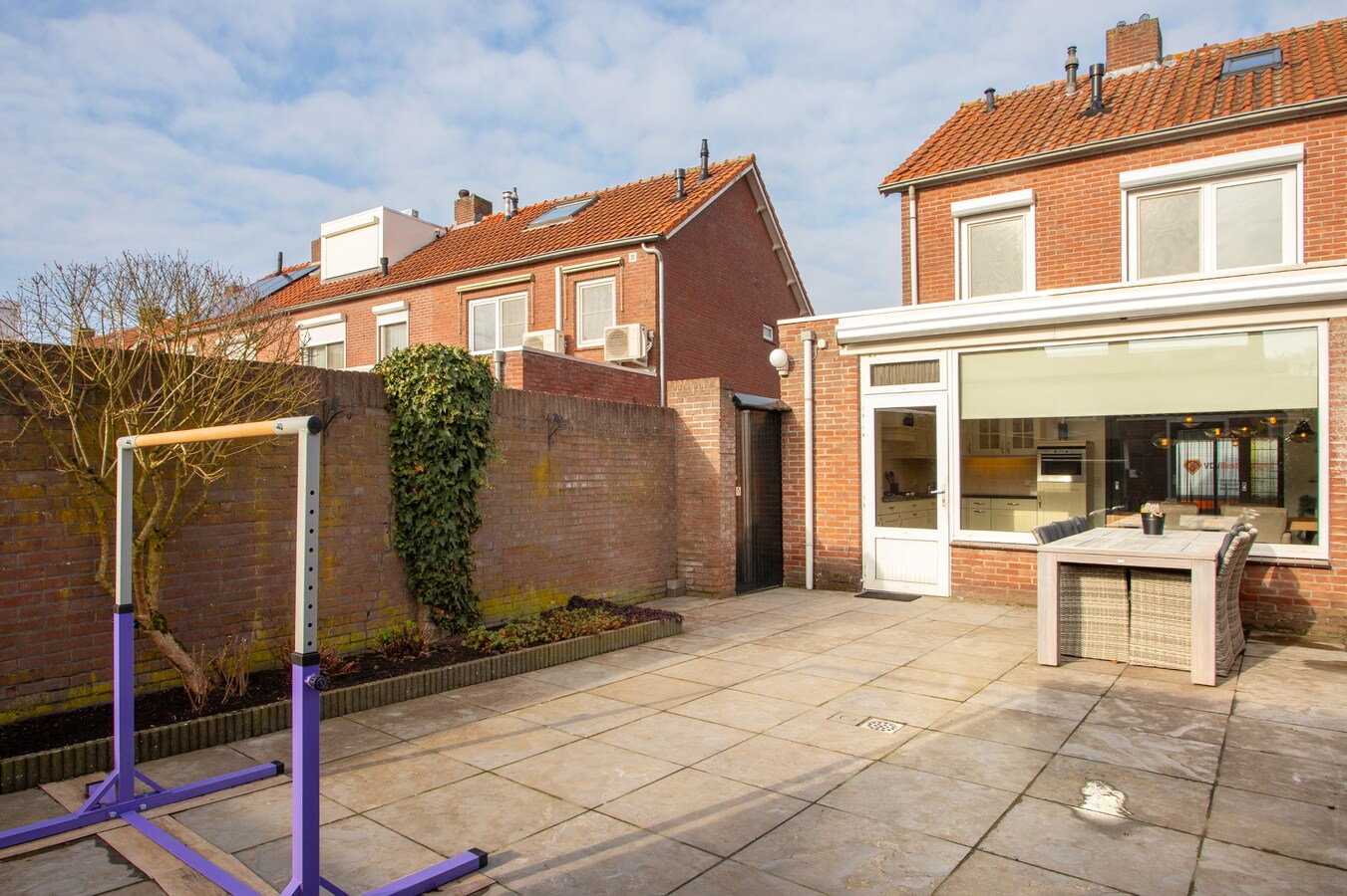 Welkom in deze verrassend ruime en charmante hoekwoning nabij het centrum van Reusel! 