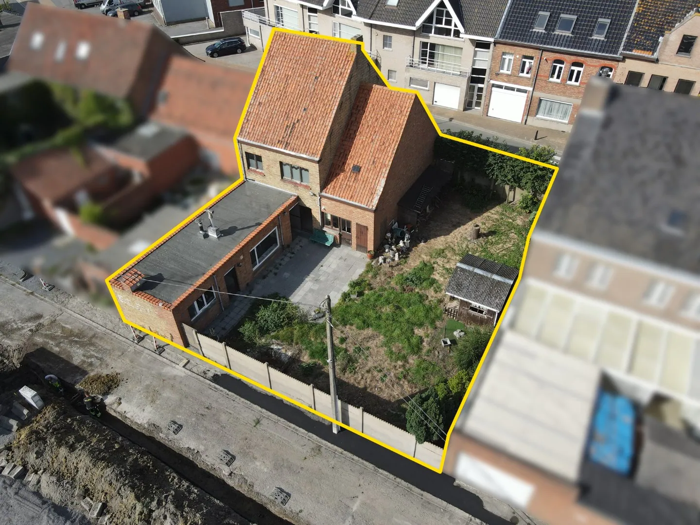 Zeer ruime rijwoning op 384 m² gelegen in centrum Aartrijke