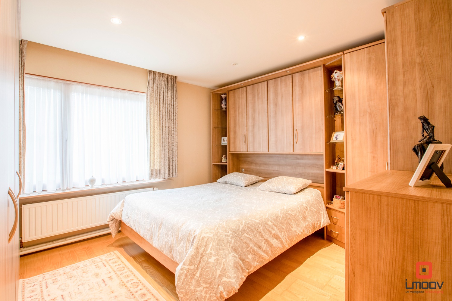 Halfopen bungalow in woonwijk 