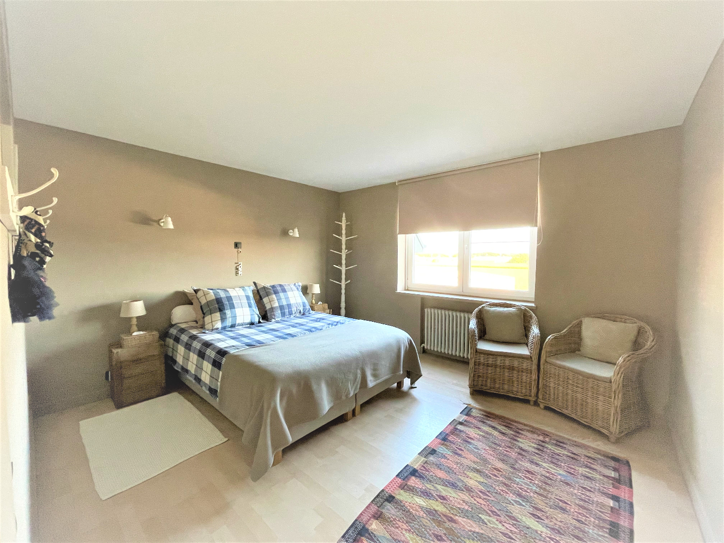 Ruim lichtrijk appartement met 2 slaapkamers en losstaande garage 