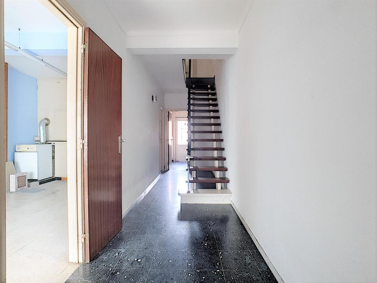 Goed gelegen, volledig te renoveren woning aan het marktplein van Heist - Heist 