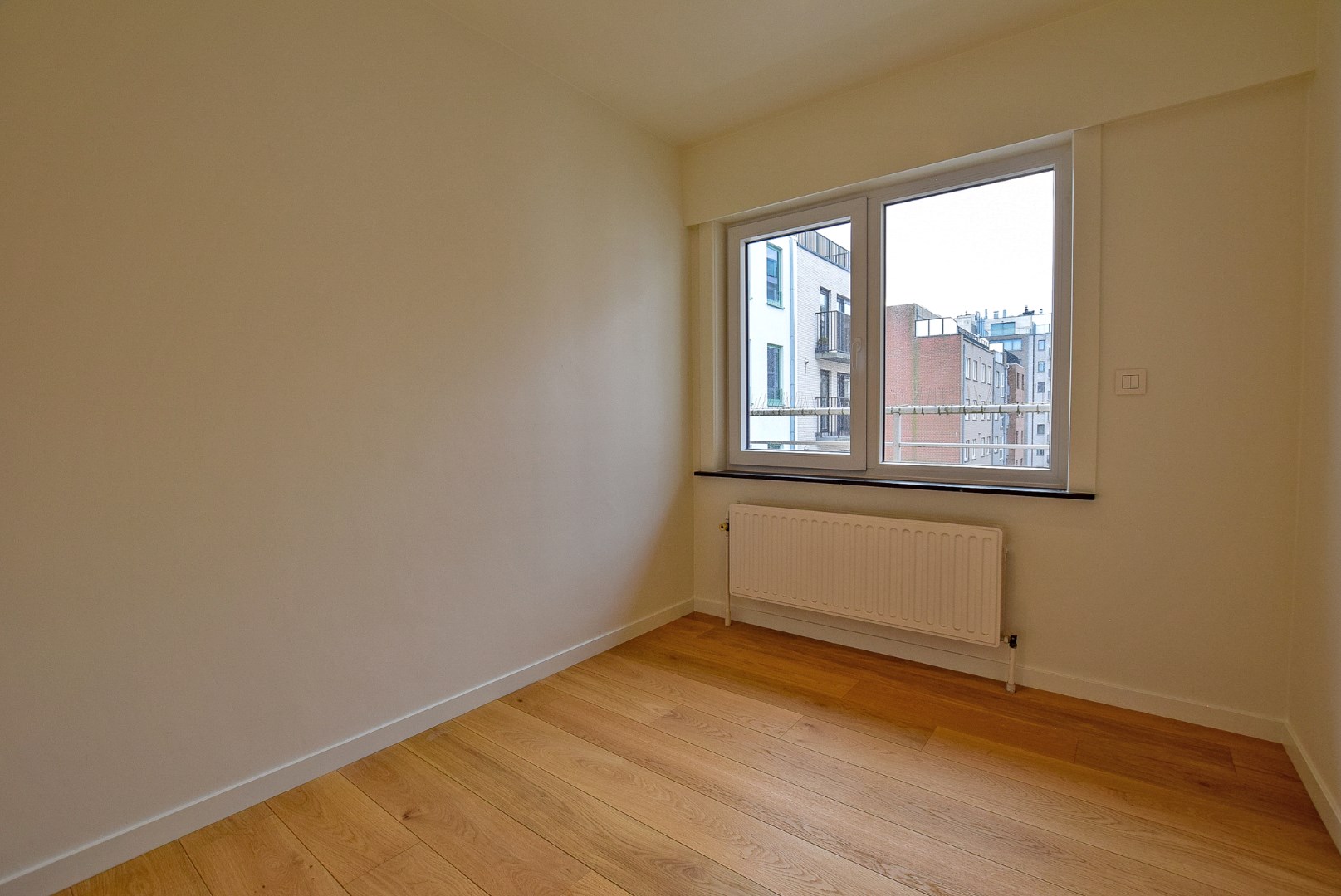 Kwalitatief gerenoveerd 2-slaapkamerappartment met zijdelings zeezicht en terras te Oostduinkerke-Bad 