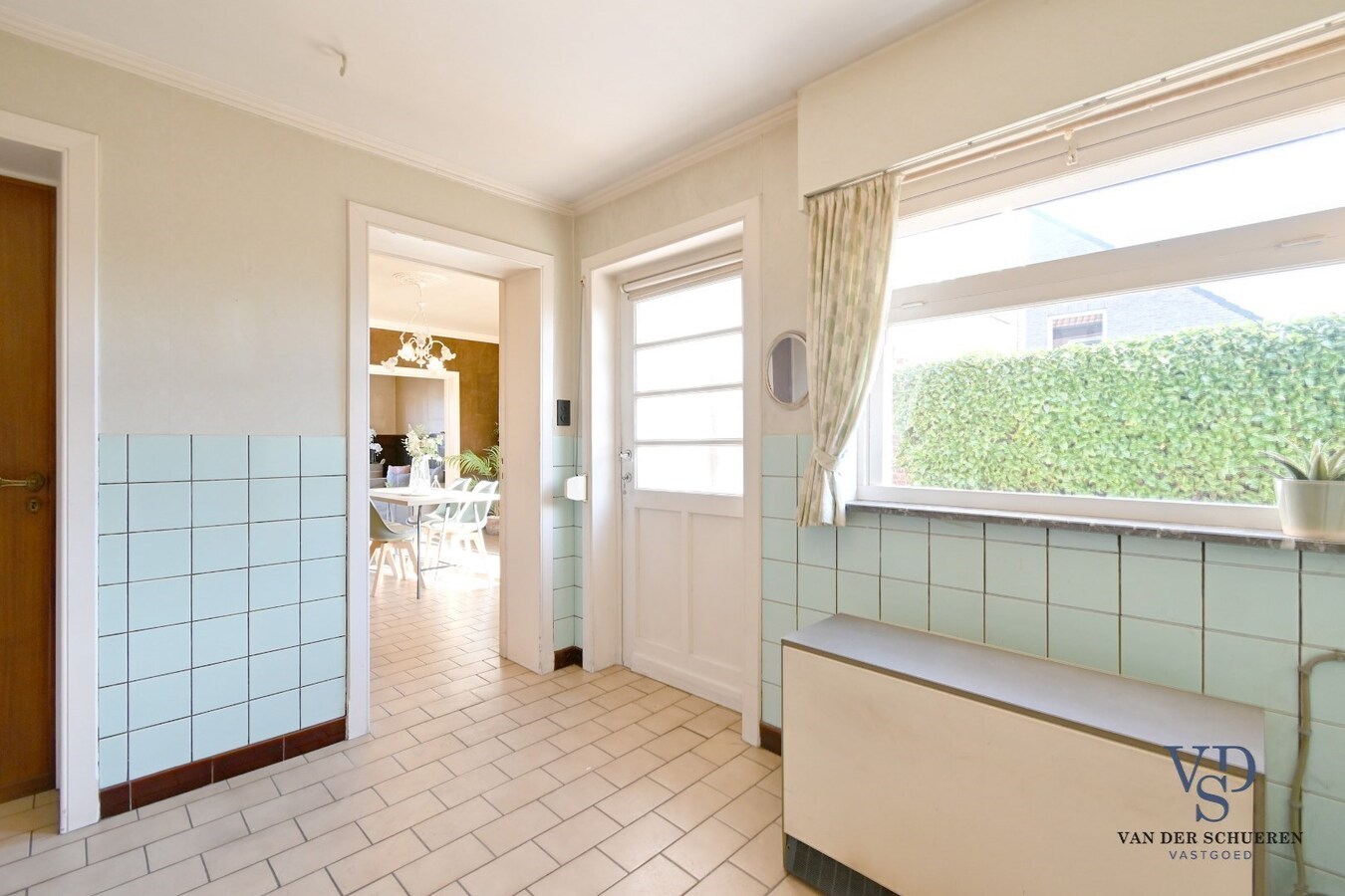 Degelijke, ruime woning (op te frissen). 