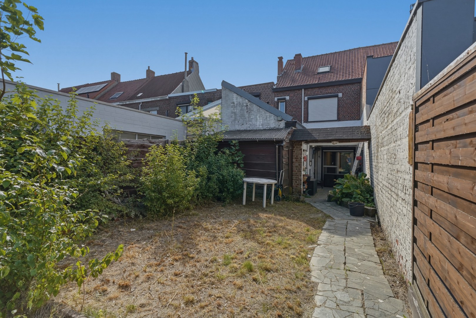 Goed onderhouden rijwoning nabij de Groene Kouter in Zwevegem 